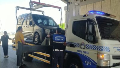 Kocaeli Büyükşehir Zabıtası, araçlarının yakıtı biten bir aileye çekici desteği