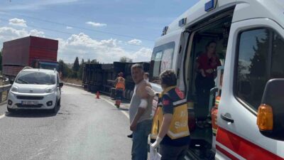 Tekirdağ’ın Çorlu ilçesinde kontrolden çıkan tırın devrilmesi sonucu meydana gelen