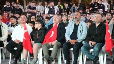 Çorum’da Türkiye’nin Gürcistan’ı 3-2 mağlup ettiği karşılaşmayı kent meydanında izleyen