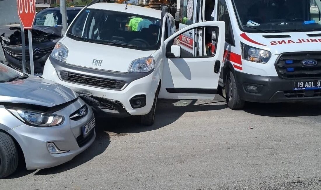 Çorum’da 3 araç kavşakta çarpıştı: 2 yaralı Çorum’un Sungurlu ilçesinde 3 aracın çarpışması neticesinde meydana gelen kazada