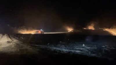 Çorum’un Alaca ilçesinde kuru otların tutuşması sebebiyle çıkan yangında 300