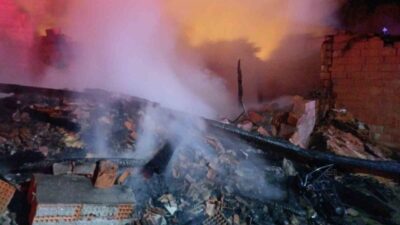 Çorum’un Alaca ilçesinde alevlere teslim olan ahır ile ardiyedeki 70