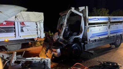 Çorum’un Sungurlu ilçesinde tıra arkadan çarpan kamyonun sürücüsü araçta sıkışarak