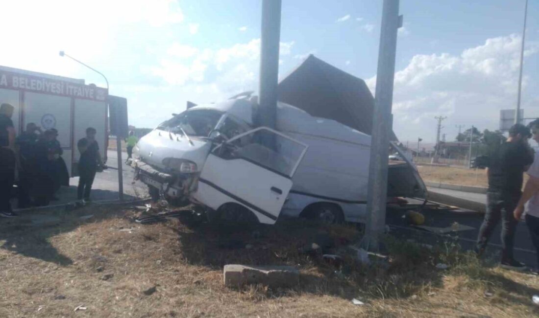 Çorum’da minibüs ile kamyonet çarpıştı: 5 yaralı Çorum’un Alaca ilçesinde minibüs ile odun yüklü kamyonetin çarpışması neticesinde