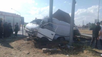 Çorum’un Alaca ilçesinde minibüs ile odun yüklü kamyonetin çarpışması neticesinde