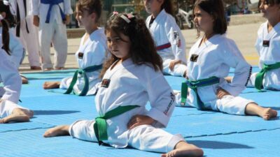 Çorum’da İlköğretim Haftası çerçevesinde düzenlenen programda, öğrenciler halk oyunları ve