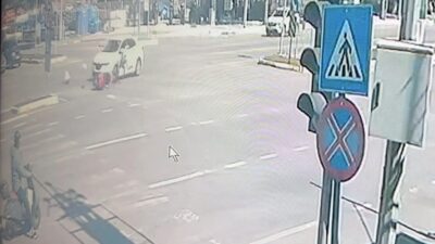 Çorum’da otomobil ile çarpışan motosiklet sürücüsü yaralandı. Kaza anı ise