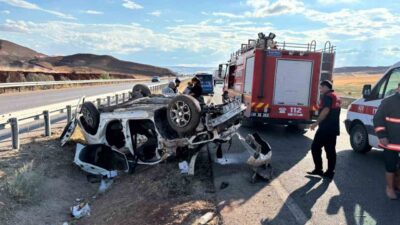 Çorum’un Sungurlu ilçesinde bariyerlere çarparak takla atan otomobilin kullanılmaz hale