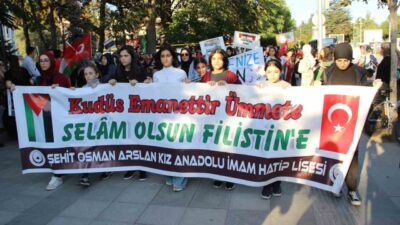 Çorum’da bir araya gelen yüzlerce vatandaş, İsrail’in Gazze’ye yönelik saldırılarını