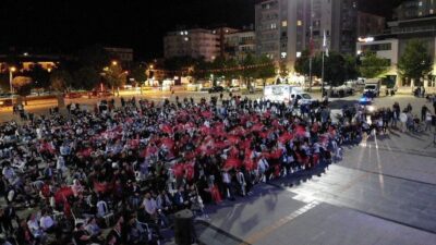Çorum’da kent meydanında toplanan yüzlerce vatandaş, A Milli Basketbol Takımı’nın