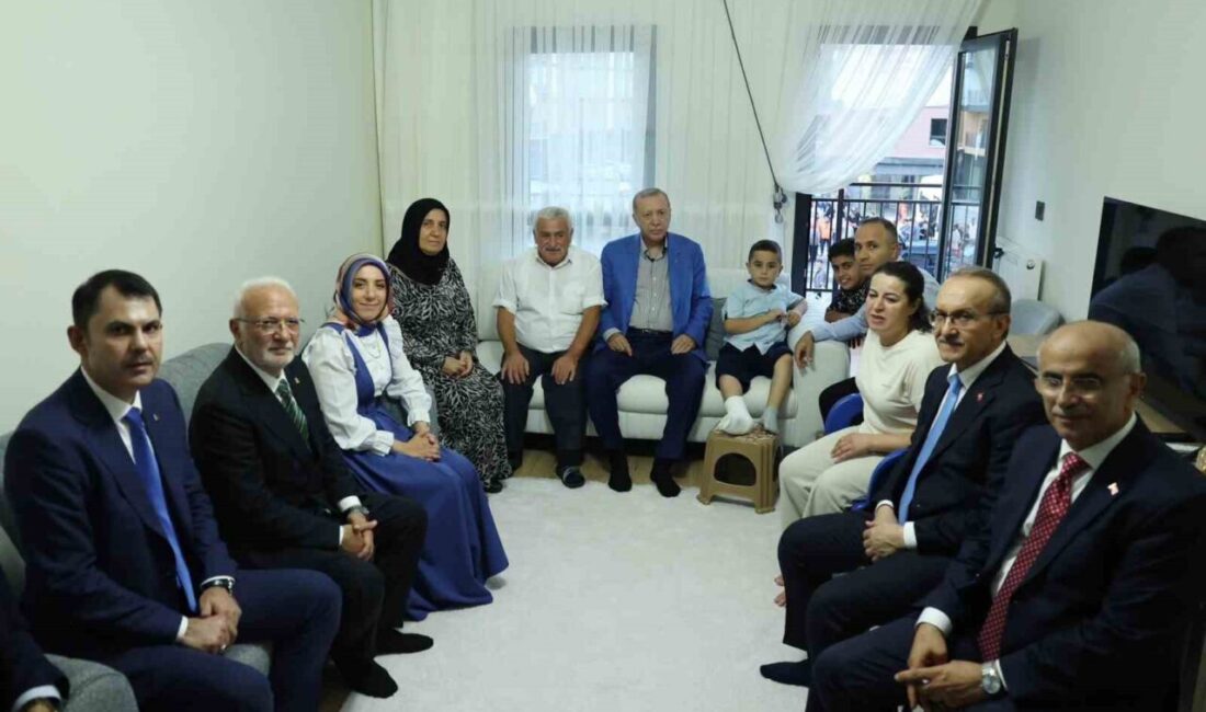 Cumhurbaşkanı Erdoğan, Malatya’da depremzede bir aileyi ziyaret etti Cumhurbaşkanı Recep Tayyip Erdoğan, Malatya’da depremzede Ahmet Zengin ve ailesini
