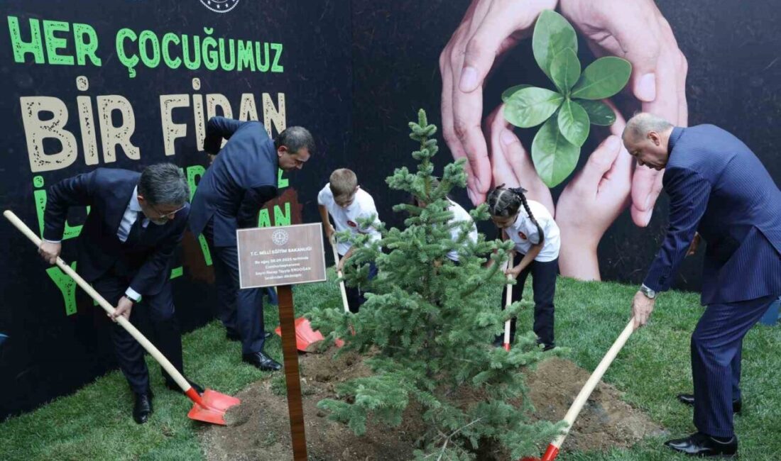 Cumhurbaşkanı Erdoğan, öğrencilerle fidan dikti Cumhurbaşkanı Recep Tayyip Erdoğan, Bahçelievler Mümtaz Turhan Sosyal Bilimler Lisesi’nde