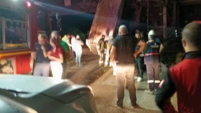 Ankara’nın Nallıhan ilçesinde D-140 Karayolu’nda damperi açılan kamyonun kömür bandına