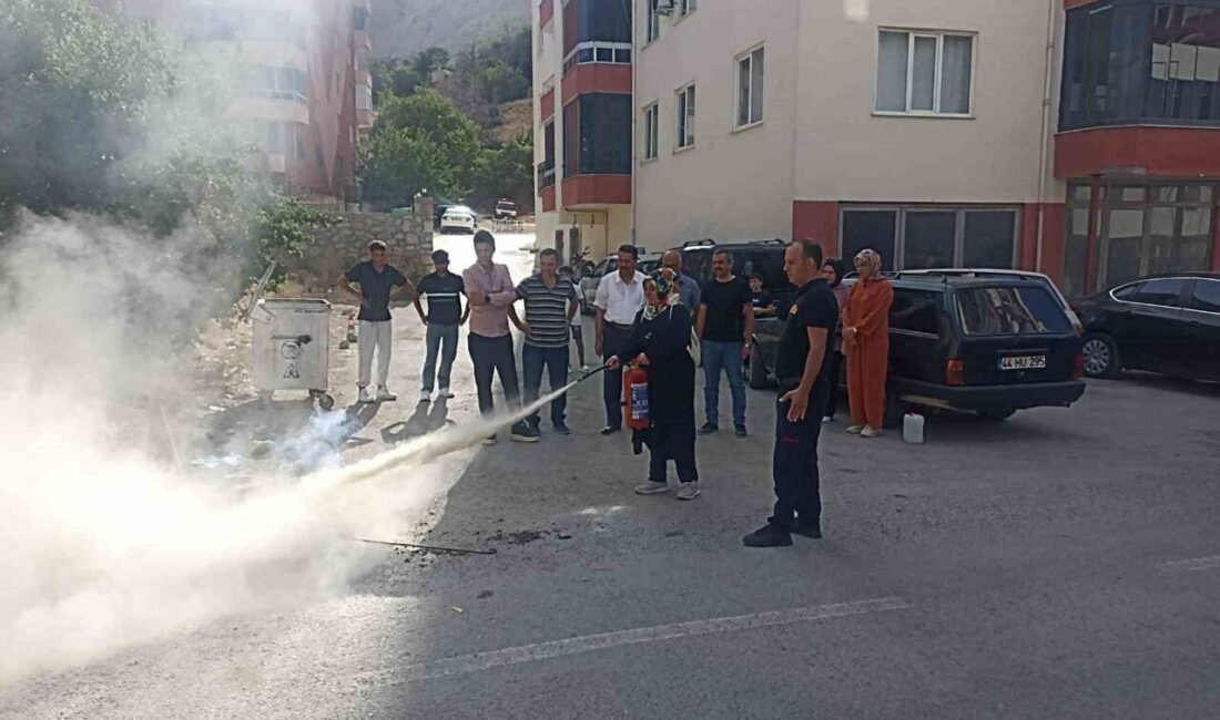 Darende İtfaiyesinden sürücü kursunda yangın eğitimi Malatya’nın Darende ilçesinde itfaiye ekipleri, Darende Sürücü Kursu’nda yangın eğitimi