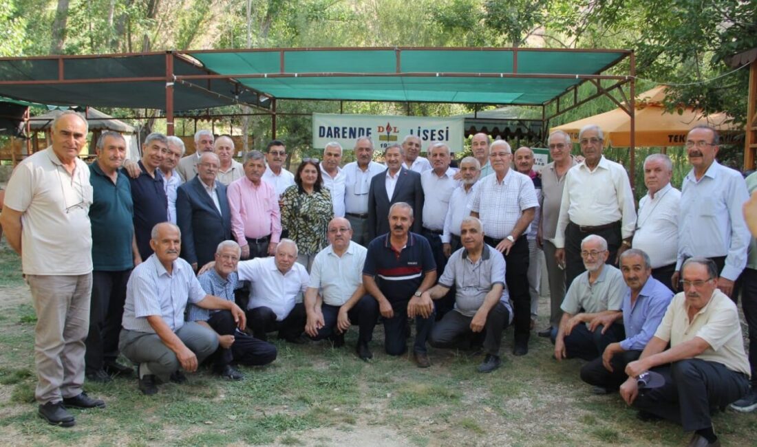 Darende Lisesi mezunları 47 yıl sonra buluştu Malatya’da Darende Lisesi’nin 1978 yılı mezunları 47 yıl aradan sonra