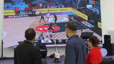 Sivas’ta bir düğünde davetliler, halay çekerken bir yandan da dev