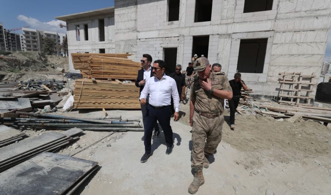 Defne’de jandarma hizmet binalarının inşası sürüyor Hatay’da depremin ardından yapımına başlanan Defne ilçe jandarma binası, lojman
