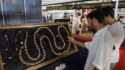 İstanbul’da bir tespih ustası, 14 ayda Kur’an-ı Kerim’in 604 sayfasını