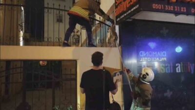 Hatay’ın İskenderun ilçesinde demir korkulukta mahsur kalan kediyi, itfaiye ekipleri