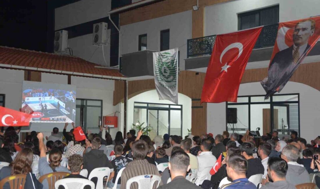 Demirci’de vatandaşlar EuroBasket 2025 final maçını dev ekranlardan izledi Manisa’nın Demirci ilçesindeki yüzlerce vatandaş EuroBasket 2025 final maçını belediye