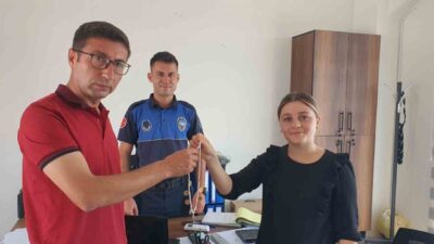 Manisa’nın Demirci ilçesinde duyarlı vatandaşların bulduğu ziynet eşyaları sahiplerine teslim