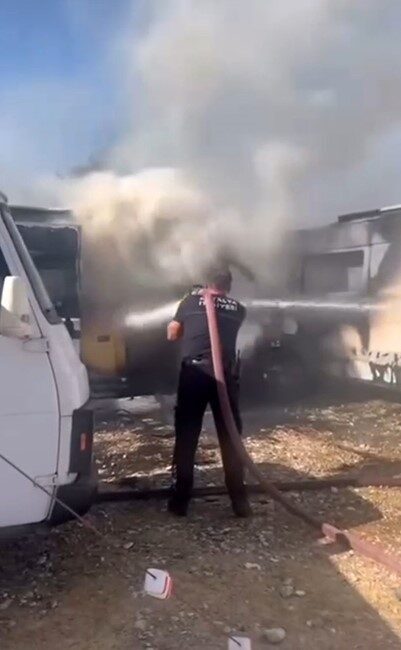 Demre’de park halindeki karavanda çıkan yangın, diğer karavana da sıçradı Antalya’nın Demre İlçesinde park halindeki karavanda çıkan yangın, yanındaki karavana