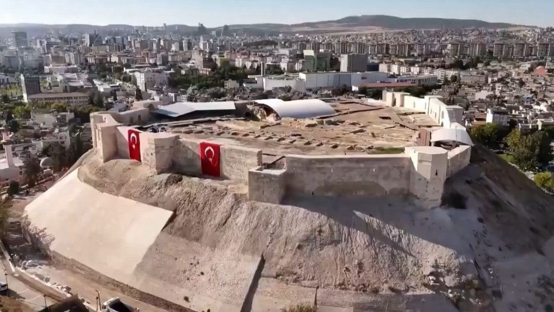 Kahramanmaraş merkezli depremlerde ciddi hasar alan tarihi Gaziantep Kalesi, tamamlanan