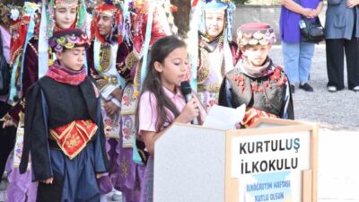 Deprem afetini yaşayan Balıkesir’in Sındırgı ilçesinde İlköğretim Haftası, düzenlenen törenle