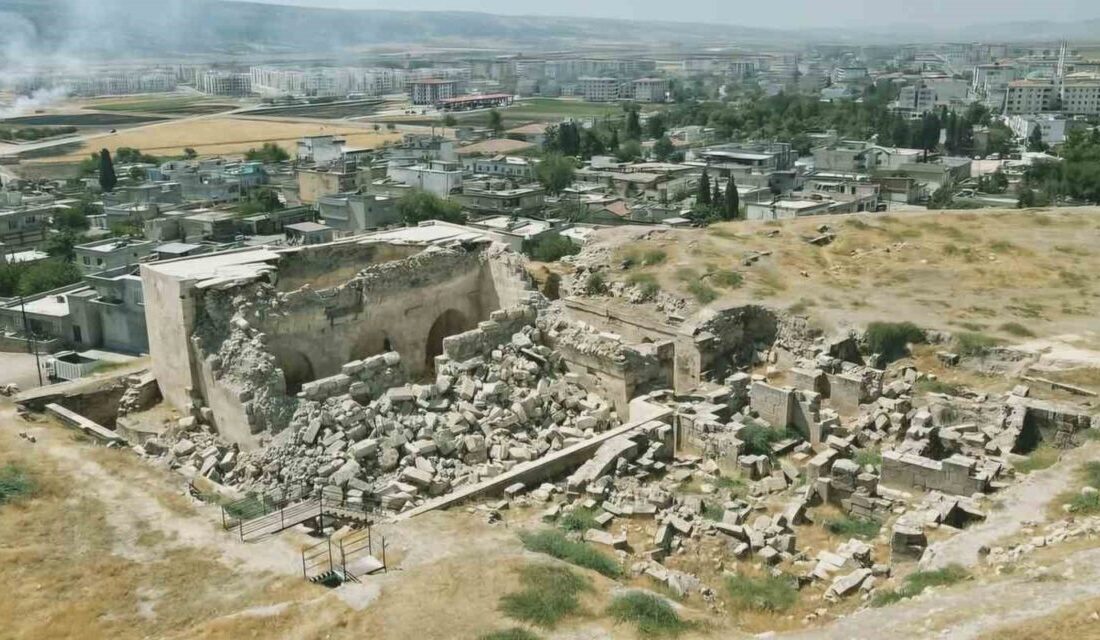 Depremlerde ön cephesi çöken tarihi iç kale camii onarılmayı bekliyor Kahramanmaraş merkezli depremlerden etkilenerek ön cephesi çöken Gaziantep’in Araban ilçesindeki