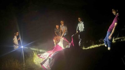 Hakkari’nin Derecik ilçesinde dağlık alanda rahatsızlanan bir inek, köylüler tarafından