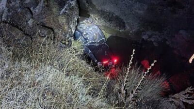 Adana’nın Pozantı ilçesinde dereye düşen kamyonetin sürücüsü yaralandı. Olay, ilçeye