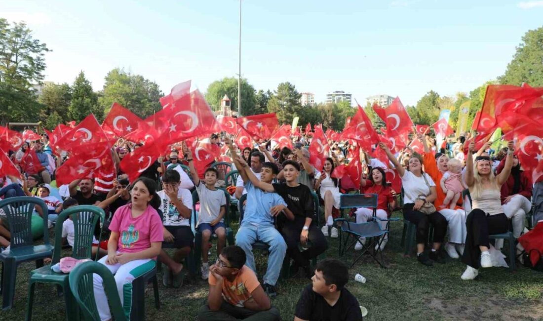 Kocasinan Belediyesi, milli heyecanı dev ekrana taşıyarak vatandaşlara unutulmaz bir