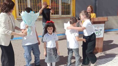 Devrek’te düzenlenen İlköğretim Haftası programında protokol, eğitimciler ve öğrenciler bir
