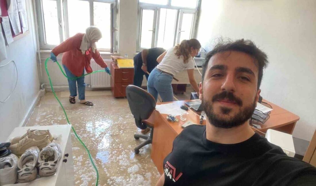 Dicle’de öğretmenler görev yaptıkları okulu temizledi Diyarbakır’ın Dicle ilçesine bağlı Durabeyli Mahallesi’nde yer alan ilk ve