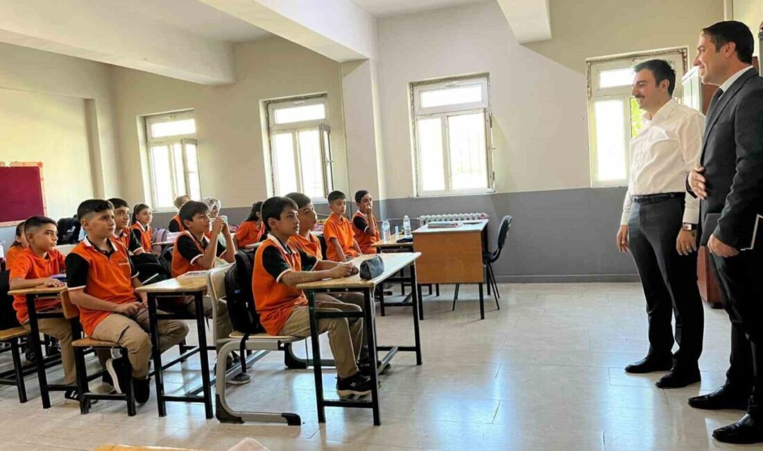 Dicle’de yeni eğitim – öğretim yılının ilk ders zili çaldı Diyarbakır’ın Dicle ilçesinde 2025-2026 eğitim-öğretim yılının ilk ders zili çaldı.