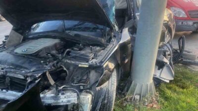 Bursa’nın İnegöl ilçesinde meydana gelen kazada kontrolden çıkan otomobil yönlendirme