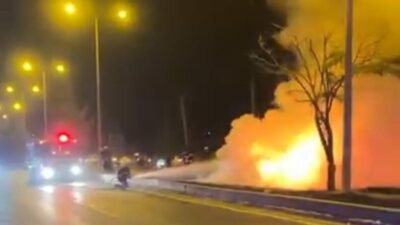 Diyarbakır’da seyir halindeyken alev alev yanan otomobilin sürücüsü hafif yaralandı.