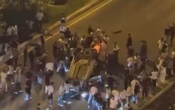 Diyarbakır’ın Kayapınar ilçesinde 3 otomobilin çarpıştığı kazada otomobillerden biri karşı