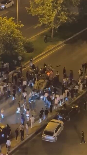 Diyarbakır’ın Kayapınar ilçesinde 3 otomobilin çarpıştığı kazada otomobillerden biri karşı