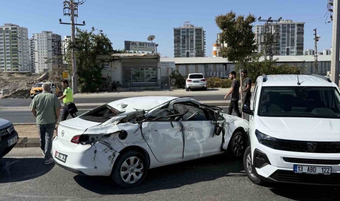 Diyarbakır’ın Yenişehir ilçesinde asfalt paletinin biçtiği otomobil, önündeki hafif ticari