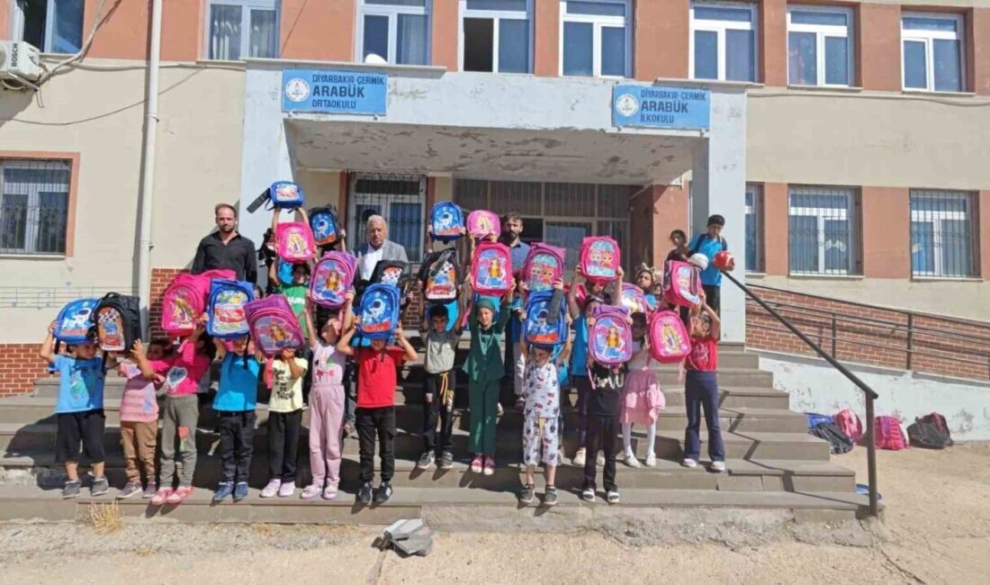 Diyarbakır’da hayırseverlerden 82 okuldaki öğrencilere kırtasiye malzemesi desteği Diyarbakır’ın Çermik ilçesinde hayırseverler, 82 okuldaki öğrencilere kırtasiye malzemesi desteğinde