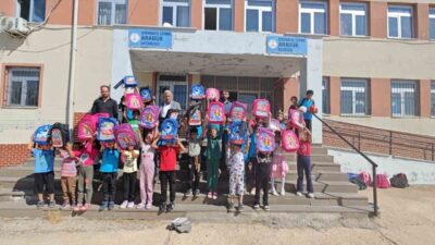 Diyarbakır’ın Çermik ilçesinde hayırseverler, 82 okuldaki öğrencilere kırtasiye malzemesi desteğinde