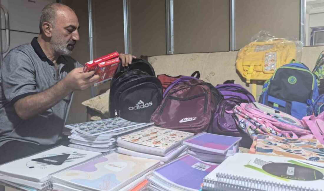 Diyarbakır’da hayırseverlerin desteğiyle öğrencilere kırtasiye malzemesi desteği Diyarbakır’da mahalle muhtarı, hayırseverlerin de desteğiyle aldığı kırtasiye malzemelerini ihtiyaç