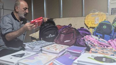 Diyarbakır’da mahalle muhtarı, hayırseverlerin de desteğiyle aldığı kırtasiye malzemelerini ihtiyaç