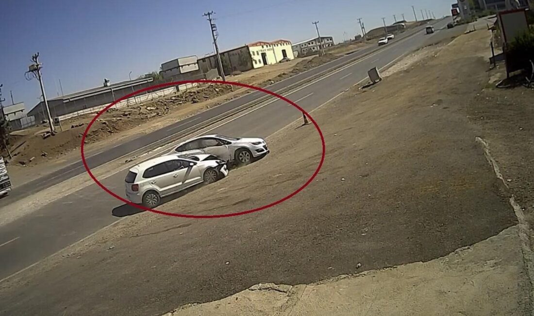 Diyarbakır’da iki otomobil çarpıştı: 4 yaralı Diyarbakır’ın Sur ilçesinde iki otomobilin çarpıştığı kaza güvenlik kamerasına yansırken,