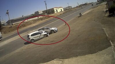 Diyarbakır’ın Sur ilçesinde iki otomobilin çarpıştığı kaza güvenlik kamerasına yansırken,