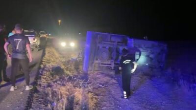 Diyarbakır’da seyir halindeyken lastiği patlayan kamyonet, yoldan çıkıp devrildi. Kazada