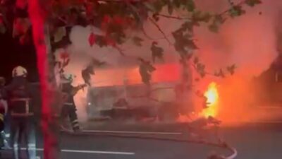 Diyarbakır’ın Kayapınar ilçesinde park halindeki minibüs, alevlere teslim olarak kullanılamaz