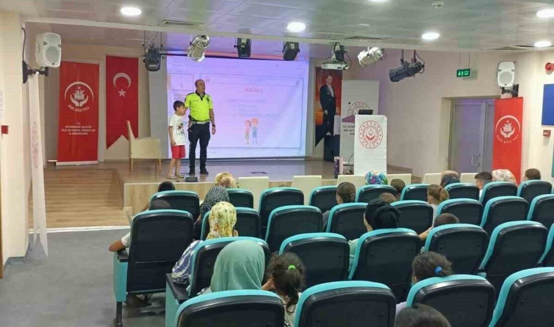 Diyarbakır’da trafik polislerinden öğrencilere trafik eğitimi Diyarbakır’da trafik polisler, 20 öğrenci ve velisine trafik eğitimi verdi.