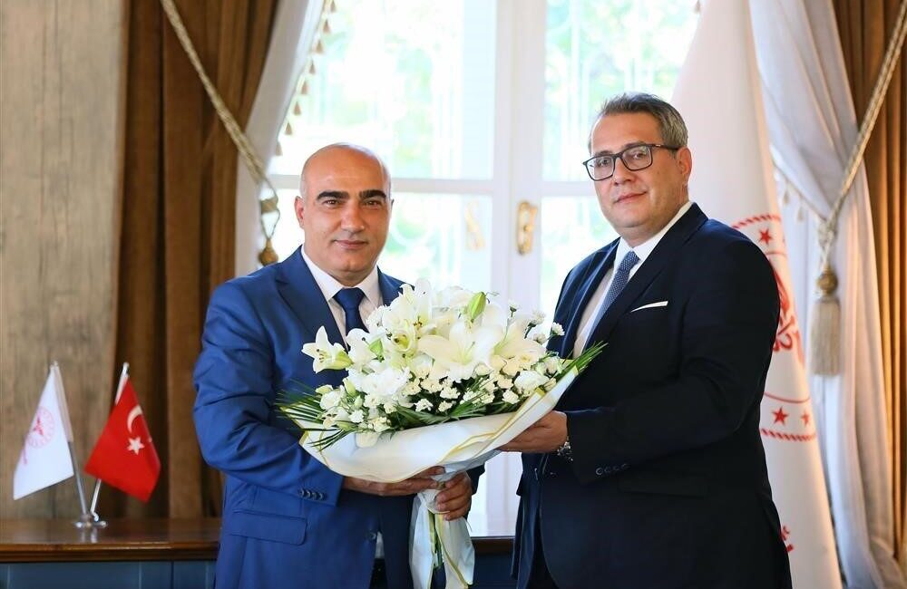 Doç. Dr. Ayhan Kul, İzmir İl Sağlık Müdürlüğüne atandı Doç. Dr. Ayhan Kul, İzmir Sağlık Müdürü olarak atandı. Atatürk
